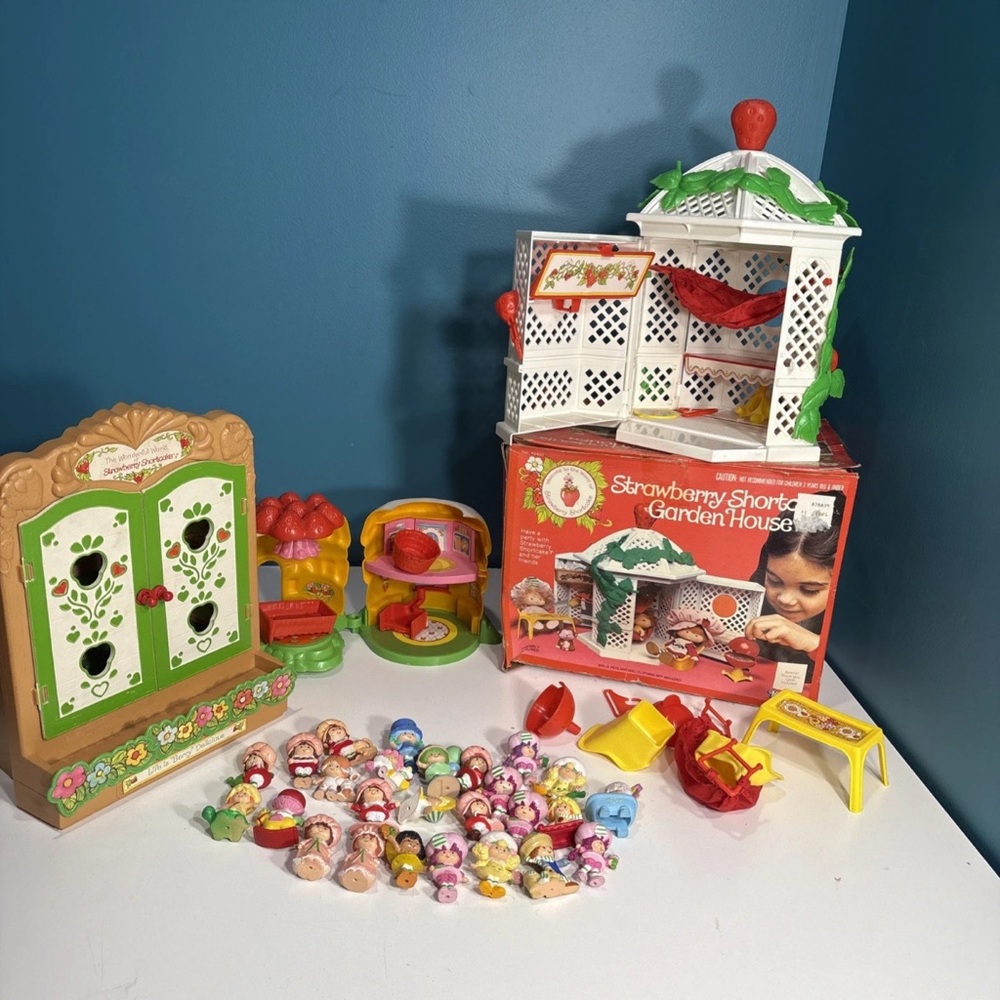 VINTAGE STRAWBERRY SHORTCAKE BUNDLE. GREAT ADDITION FOR COLLECTOR.